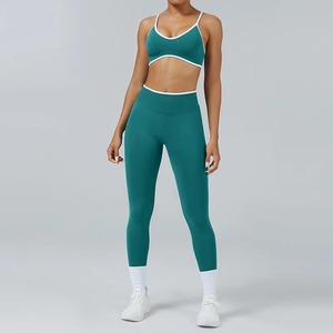 Ensemble de yoga et d'entraînement 2 pièces respirant et sans couture pour femme, avec short taille haute et brassière de sport à bretelles croisées, maintien élevé et extensible dans les quatre sens - Product Image 3