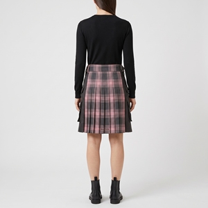 Kilt utilitaire écossais rose et gris à carreaux pour homme, avec poches cargo et sangles à boucle réglables, style écossais, vêtement de travail personnalisé - Product Image 4