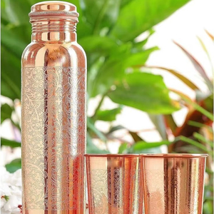 Juego de botella de agua de cobre puro con patrón floral grabado a mano y dos vasos para mesa de bienestar, comedor saludable y agua mineral. - Product Image 1
