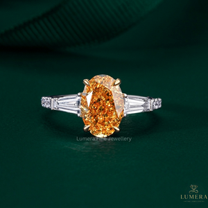 Bague de fiançailles en or massif avec diamant ovale jaune fantaisie cultivé en laboratoire IGI et bague de mariage à baguettes effilées - Product Image 2