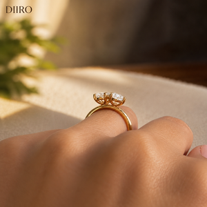 Anillo de Compromiso de Plata Chapado en Oro para Mujer con Moissanita de Corte Pera/Ovalado y Engaste de Garras, Diseño Toi Et Moi - Product Image 6