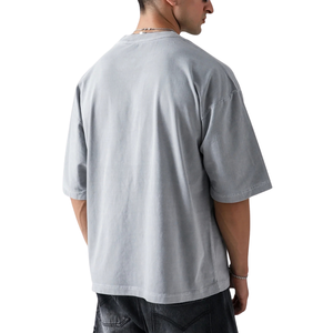 Camiseta de hombre oversize con hombros caídos, cuello redondo, manga corta, efecto lavado, ajuste holgado, estilo casual urbano. Proveedor mayorista de ropa. - Product Image 2