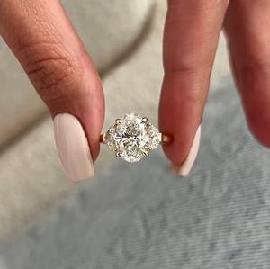 Bague de fiançailles à trois pierres en diamant ovale de 3 carats cultivé en laboratoire, diamants demi-lune, or 14 carats, certifiée IGI - Product Image 4