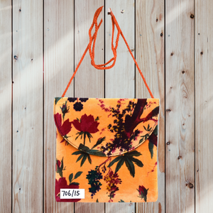 Bolso de Hombro de Terciopelo Estilo Bohemio con Estampados de Animales, Correa Única, Cierre de Gancho y Bucle, Diseño Naranja Rojo, Artesanía Exclusiva, Casual para Mujer - Product Image 1