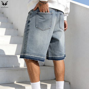 Shorts en jean cargo multi-poches respirants pour homme avec logo personnalisé, coupe ample, délavé bleu clair, style streetwear estival - Product Image 4