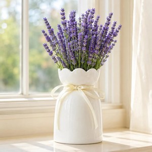 Decoración minimalista para mesa de boda: jarrón de porcelana blanca con borde festoneado y lazo de cinta. - Product Image 6
