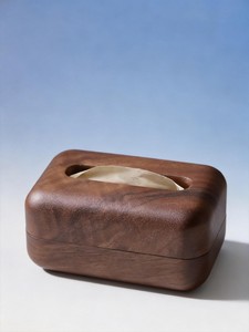 Caja de pañuelos de madera con diseño moderno, práctica, decorativa, independiente y con resorte. - Product Image 3