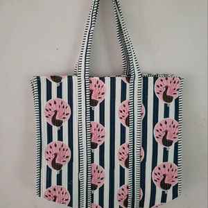 Bolso tote grande de algodón acolchado hecho a mano para mujer, con cremallera y patchwork, regalo perfecto para mujeres. - Product Image 1