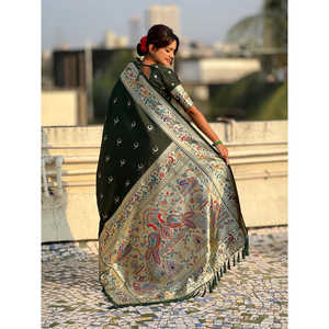 Sari en soie Paithani Chandrakor vert bouteille tissé au Zari de Banarasi pour mariages par Elite Weaves 650g en stock - Product Image 4