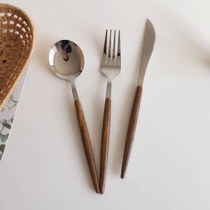 Fourchette, couteau et cuillère en acier inoxydable de qualité supérieure avec manche en bois pour une présentation élégante de la table de salle à manger - Product Image 1