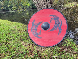 Escudo Vikingo Rojo Hecho a Mano con Diseño de Cuervo Nórdico Negro y Centro Metálico, Réplica de Escudo Medieval de Guerrero con Decoración - Product Image 1