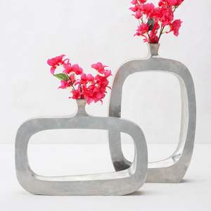 Impresionante florero metálico, perfecto para decorar estanterías, con un toque moderno, cuerpo pulido y elegancia sofisticada. - Product Image 1