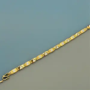 Bracelet élégant en or jaune 22 carats avec un design géométrique triangulaire et des pierres rondes pour hommes et femmes, fermoir à crochet sécurisé - Product Image 3