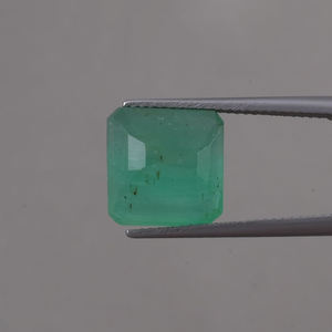 Esmeralda Natural Suelta Certificada por IGI, 7.64 Quilates, Corte Octogonal 11x11mm, Tallada a Mano, Pulida, Verde Claro, Encerada/Aceitada, Gema Excelente - Product Image 3