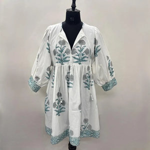 เดรสลำลองผู้หญิงผ้าฝ้ายทอลายดอกไม้ แขนทรงบอลลูน เอวทรงเอ็มไพร์ ทรงเบบี้ดอลล์ คอวีทรงโอเวอร์ไซส์ ทรงหลวม - Product Image 1