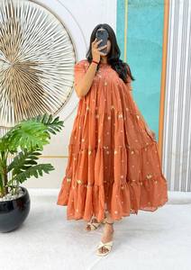 Robe midi élégante pour l'été, ornée de cœurs partout sur le devant, avec une ligne de décolleté qui sublime la silhouette. - Product Image 5