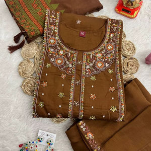 Ensemble Kurti de mariage de haute qualité en soie chinon lourde, avec broderie en fausse fourrure et sequins, par FabZone - Product Image 1