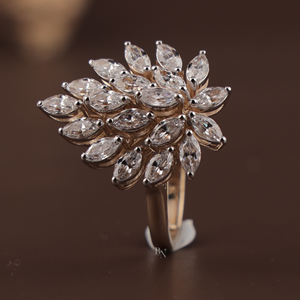 Anillo de Compromiso para Mujer en Plata, Oro de 10K, 14K o 18K con Moissanita de Corte Redondo de 2.1 Quilates, Joyería Fina y Elegante para Novia - Product Image 1