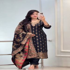 Ensemble de vêtements traditionnels pour femmes VASTRA COTTAGE en tissu de verre, avec haut, pantalon et dupatta, tissage jacquard Zari fait main, pour occasions festives, toutes saisons - Product Image 1