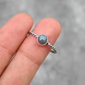 Bague en argent sterling 925 torsadée faite à la main avec pierre unique en labradorite, cadeau de bijoux - Product Image 4