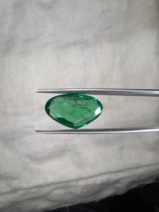 Émeraude verte de 4,86 carats, taille poire, coupée sur mesure, cristal brut pour centre de bijou artisanal - Product Image 1