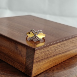 แหวน Namivaa Criss Cross Infinity แบบฝังเพชรสองสี ดีไซน์เนอร์แบนด์สำหรับผู้หญิง สวมใส่ได้ทุกวัน ของขวัญสำหรับงานปาร์ตี้ ผิวขัดเงา - Product Image 3