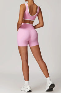 Ensemble de yoga 2 pièces pour femme : Haut de sport sans manches à contraste de couleurs personnalisé, soutien-gorge de sport et short d'entraînement à larges bretelles antichoc - Product Image 3