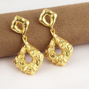 Pendientes colgantes geométricos chapados en oro de 18k con efecto martillado, en forma de caparazón de tortuga irregular, de latón macizo, joyería metálica llamativa para mujer. - Product Image 4