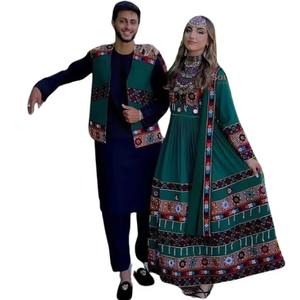 ชุดคู่รักชาวอัฟกันสีมารูน พร้อมชุดกูจิปักลายหนักสีแดงเข้ม และชุดชายแบบชาลวาร์ คามีซสีขาวพร้อมเสื้อกั๊กสีดำ - Product Image 4