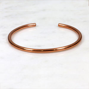 Bracelet manchette minimaliste en laiton brut - Jonc ouvert fin doré - Bijoux faits à la main pour hommes et femmes - Product Image 1