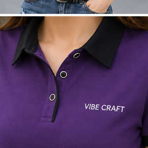 เสื้อโปโลแขนสั้นสีม่วงสำหรับผู้หญิงของไวบ์ คราฟท์ผ้าอ็อกซ์ฟอร์ดระบายอากาศได้ดี สีพื้น พร้อมพิมพ์ตัวอักษรโลโก้ด้านหน้า - Product Image 5