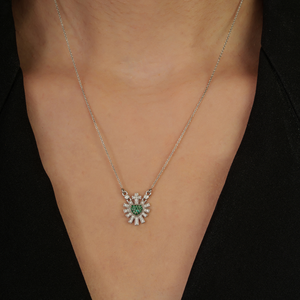 Collar con Colgante de Corazón Sagrado con Esmeralda y Diamantes, Diseño Único y Minimalista, Oro Blanco Puro de 14K, Joyería Hecha a Mano para Mujer - Product Image 4