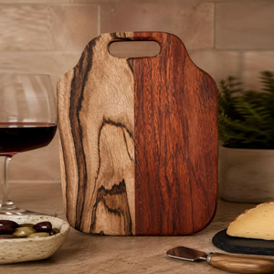 Tabla de cortar de madera de nogal bicolor única con asa integrada de doble tono, perfecta para cortar verduras - Product Image 2