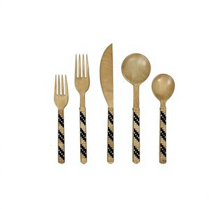 Ensemble de couverts en bois avec manches à motifs noirs, design bohème, couverts réutilisables pour le camping - Product Image 1