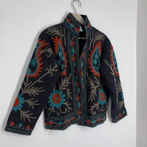 Veste en velours tricoté écologique, style Suzani, faite à la main, broderie florale, manteau bohème, vêtement d'extérieur unique en coton - Product Image 2