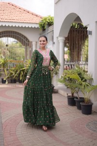 Magnifique robe longue en soie pour femme, style indien, pour les Navratri, avec travail de miroirs et bordure en dentelle, élégante, pour les fêtes. - Product Image 1