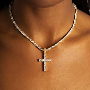 Collier pendentif croix en moissanite plaqué or 18 carats de luxe, taille brillant rond, sertissage en canal, chaîne maille forçat, bijoux chrétiens unisexes - Product Image 1