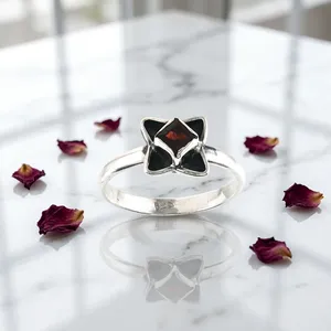 Anillo de Plata de Ley 925 con Granate Rojo en Forma de Estrella, Engaste de Bisel, Anillo Minimalista con Gema para Uso Diario - Product Image 4