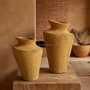 Vase en terre cuite rustique Kaca M, vase conique pour le sol, pot en terre cuite artisanal, urne décorative en céramique pour table, vente en gros - Product Image 5