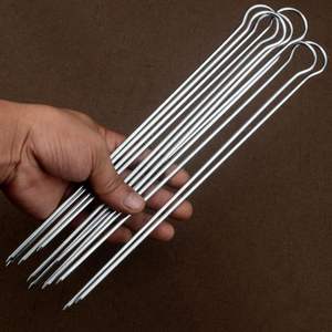 Brochetas de acero inoxidable para uso intensivo en barbacoas al aire libre, ideales para cocinar carne y verduras fácilmente. - Product Image 3