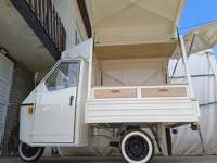 Tricycle à moteur Piaggio avec équipement personnalisé pour café mobile, bar à bière, cocktails, événements de festival et mariages