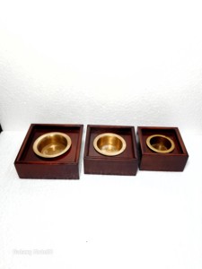 Brûleur d'encens en bois fait main avec finition noyer et insert en laiton, usage religieux, montage mural toutes saisons - Product Image 3