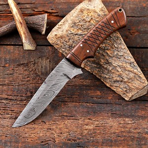 Cuchillo Nórdico Forjado a Mano de Acero de Damasco con Hoja Fija, Punta Caída, para Desollar, con Funda, Personalizado OEM, Espiga Completa, para Caza y Camping - Product Image 3