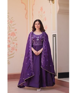 Vestido tradicional indio de tela dorada con bordado de cuentas para la temporada de bodas y fiestas para mujeres. - Product Image 1