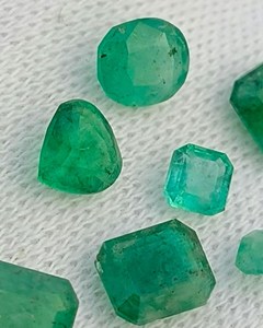 Piedras Preciosas Sueltas de Esmeralda Natural de Grado Joyería, Origen India, Verde Intenso, Corte Cojín Premium, Certificado IGI, Ligero - Product Image 5