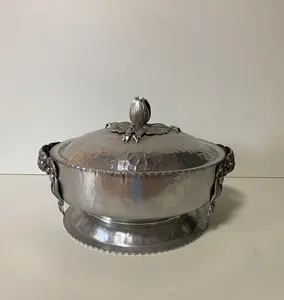 Cacerola Clásica Premium de Acero Inoxidable con Tapa |   Utensilios de Cocina Antiadherentes de Grado Alimenticio, Duraderos, para Todo Tipo de Estufas y Servir Alimentos Calientes - Product Image 1