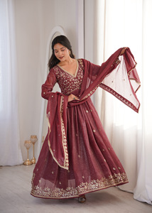 Elegante Conjunto de Kurta Larga de Seda con Lentejuelas y Pantalones de Micro Algodón, Dupatta de Encaje Bordado, Atuendo Étnico para Mujer para Ocasiones Especiales - Product Image 5