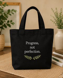 Bolsa de Tela con Diseño de Progreso, No Perfección, 15x12x6 Pulgadas, Negra, Cierre Magnético, Bolsillo Interior, Bolsa de Compras - Product Image 1