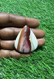 Pierre précieuse naturelle Mookaite Jasper taille poire 53 carats, polissage lisse, 41x35x5mm, modèle F620, pour la fabrication de bijoux du Rajasthan - Product Image 1