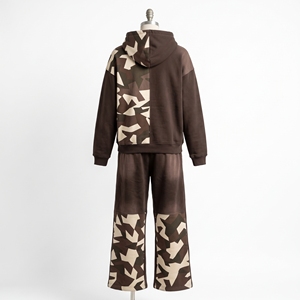 Ensemble survêtement homme marron camouflage, sweat à capuche et pantalon de jogging oversize, streetwear, personnalisable avec logo, tenue décontractée et sportive - Product Image 4